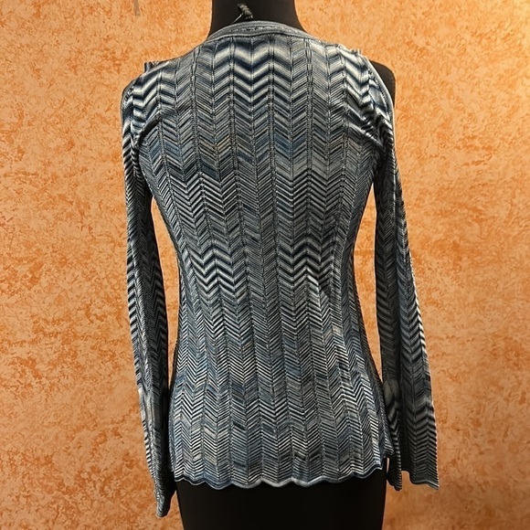 WHITE HOUSE BLACK MARKET Zig Zag Cold Shoulder Long Sleeve Blouse size XXSP - Picture 2 of 11